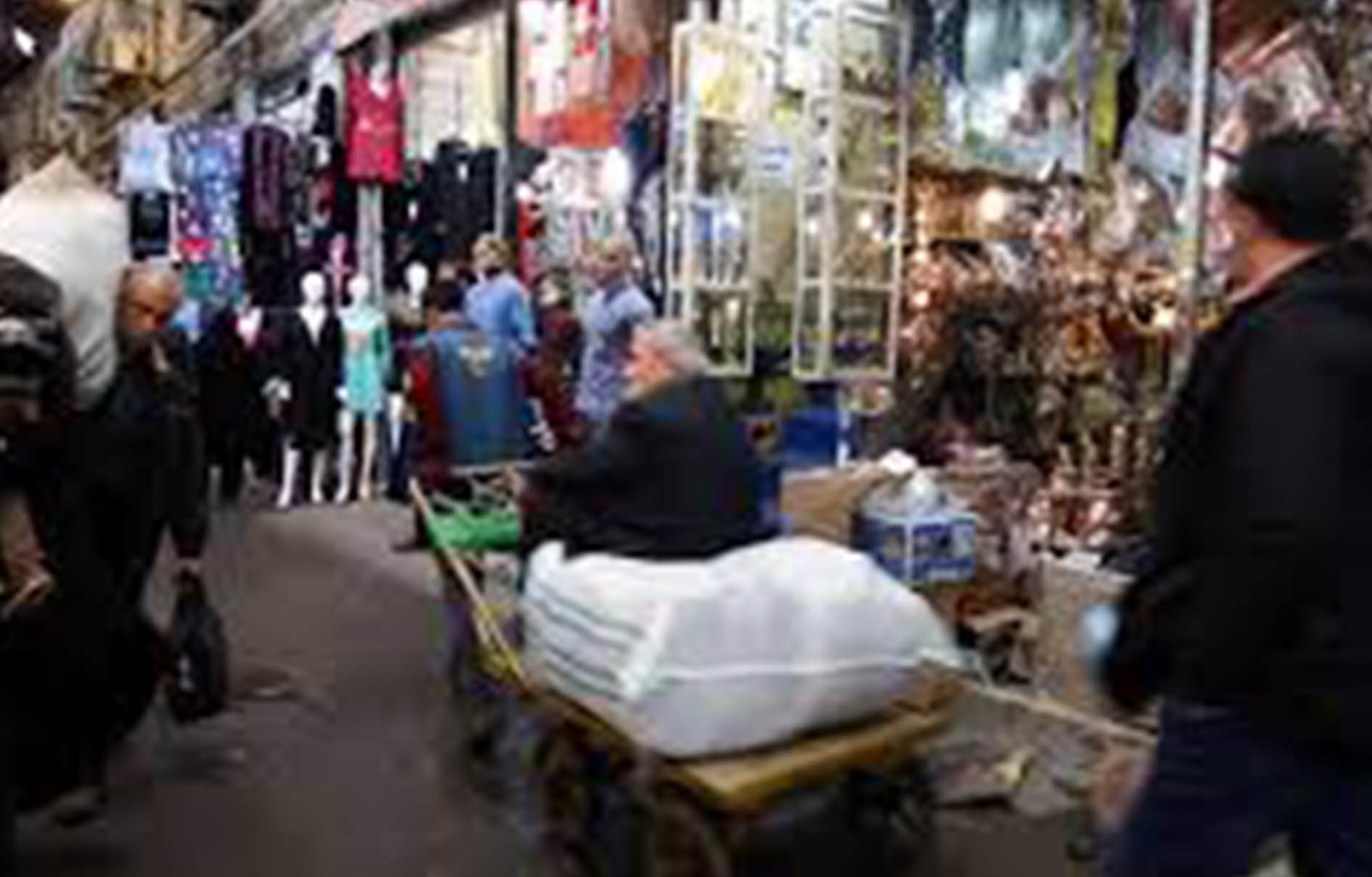 ضرورت ساماندهی باربرهای فعال با چرخِ دستی در بازار تاریخی تبریز